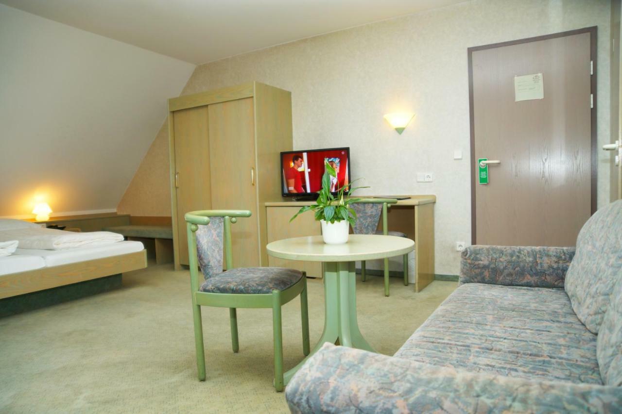 Hotel Krauthof ลุดวิกสบูร์ก ภายนอก รูปภาพ